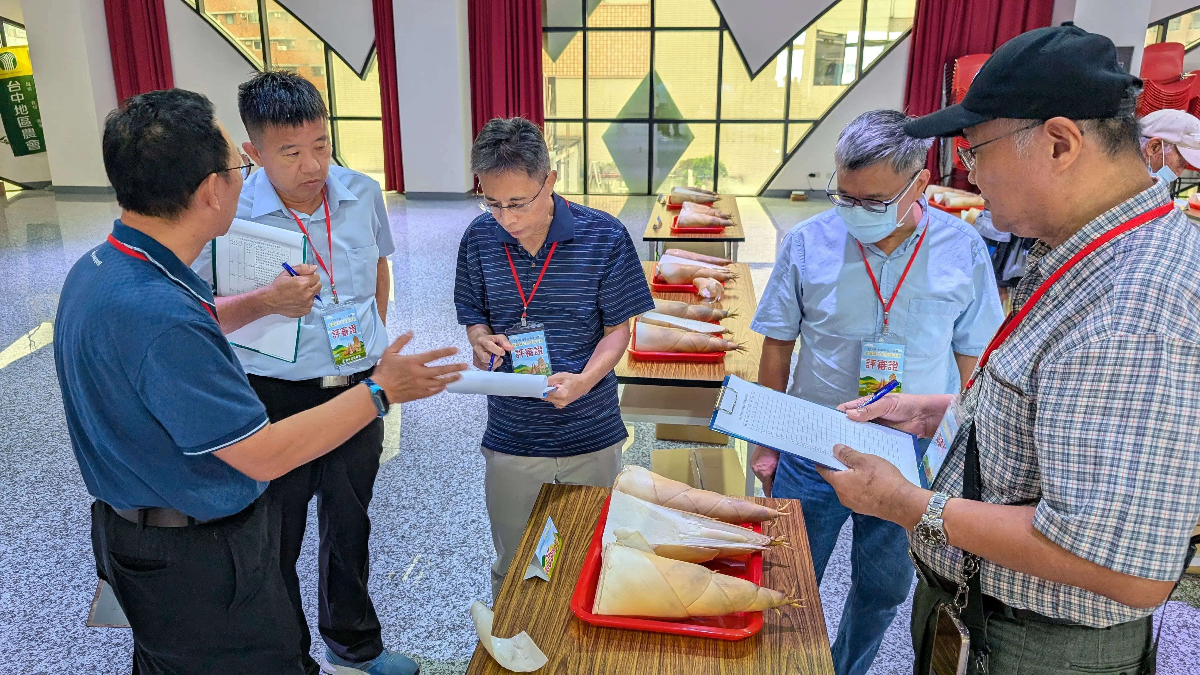 評審委員根據麻竹筍生鮮外觀仔細審查評分 1 0