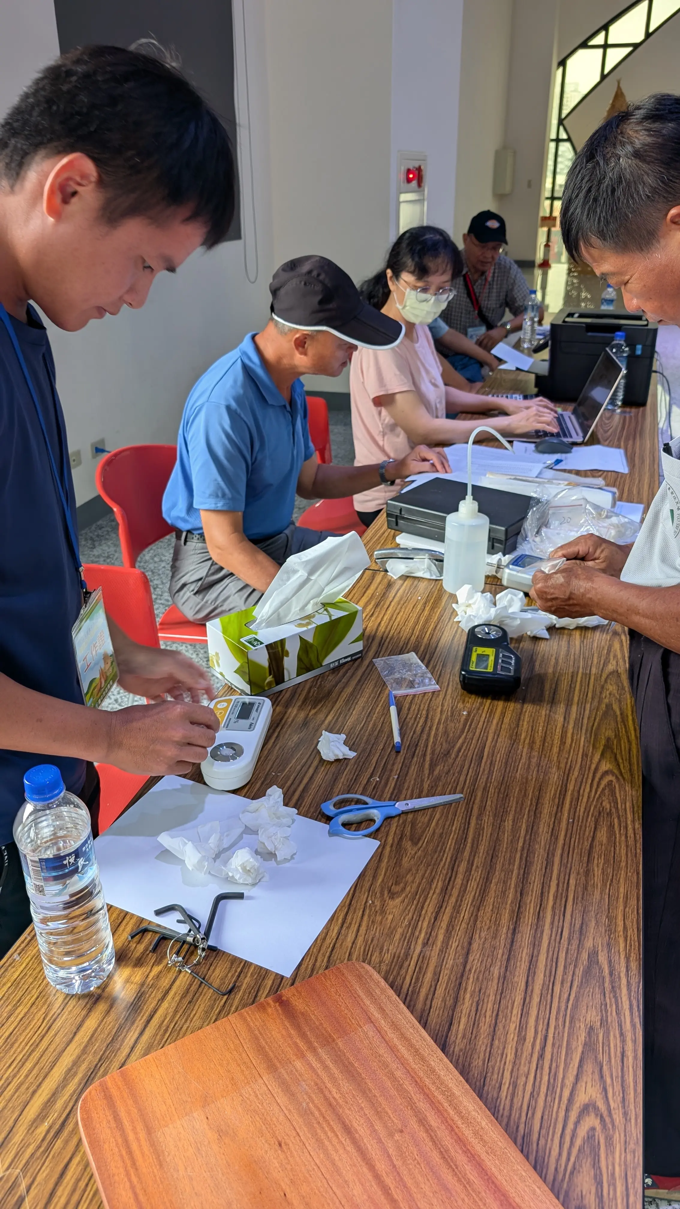 評審小組以糖度計測量糖度 0