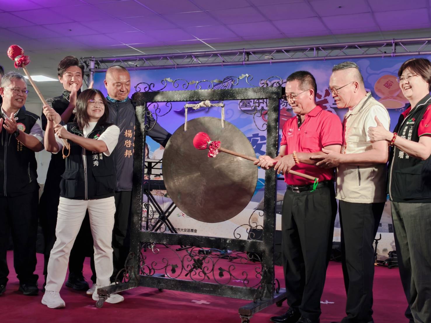 辦桌嘉年華 陳美秀局長攜手長官貴賓敲鑼開席