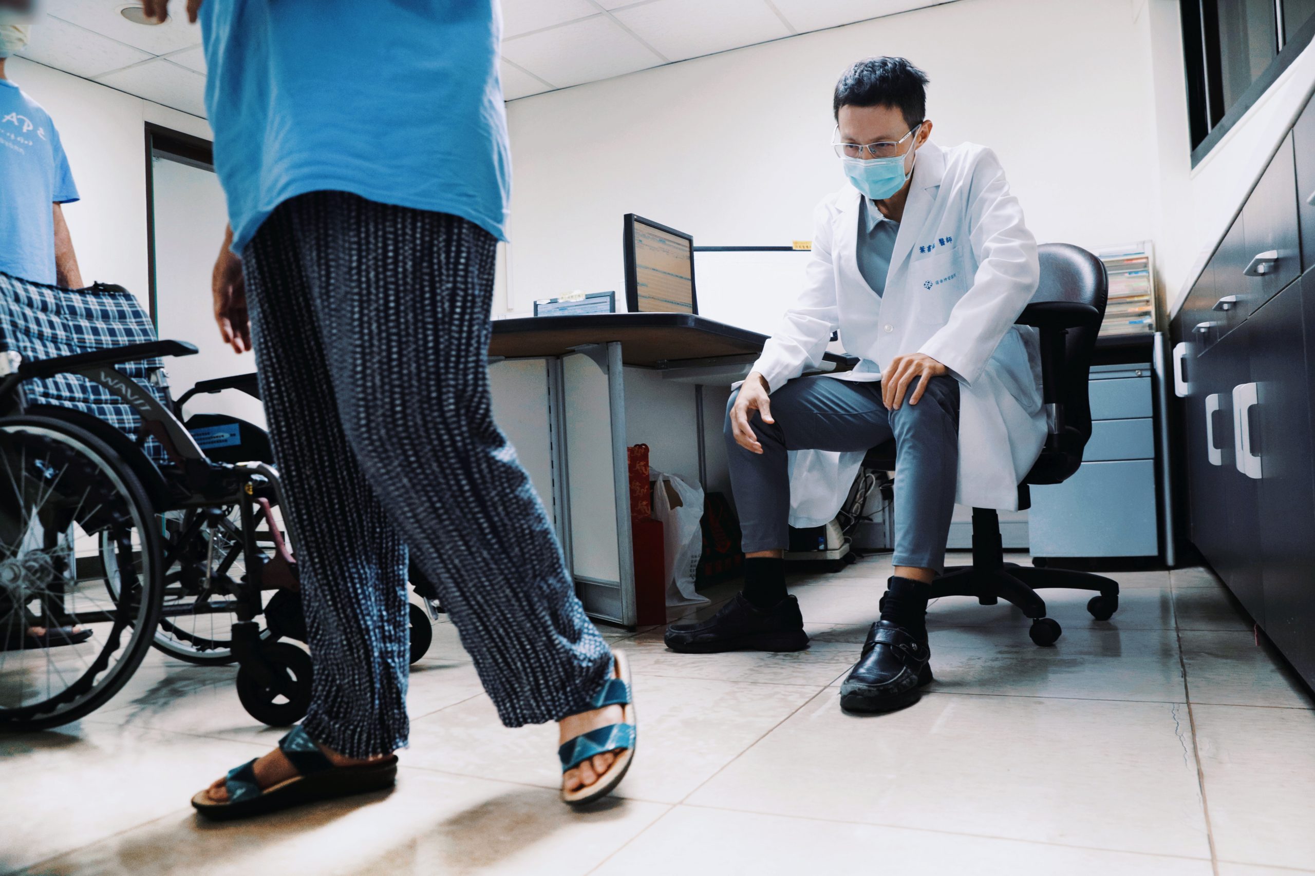 進行三次療程後林阿姨疼痛症狀改善超過九成治療後她已經能再度參與社區健行活動 0 scaled 1