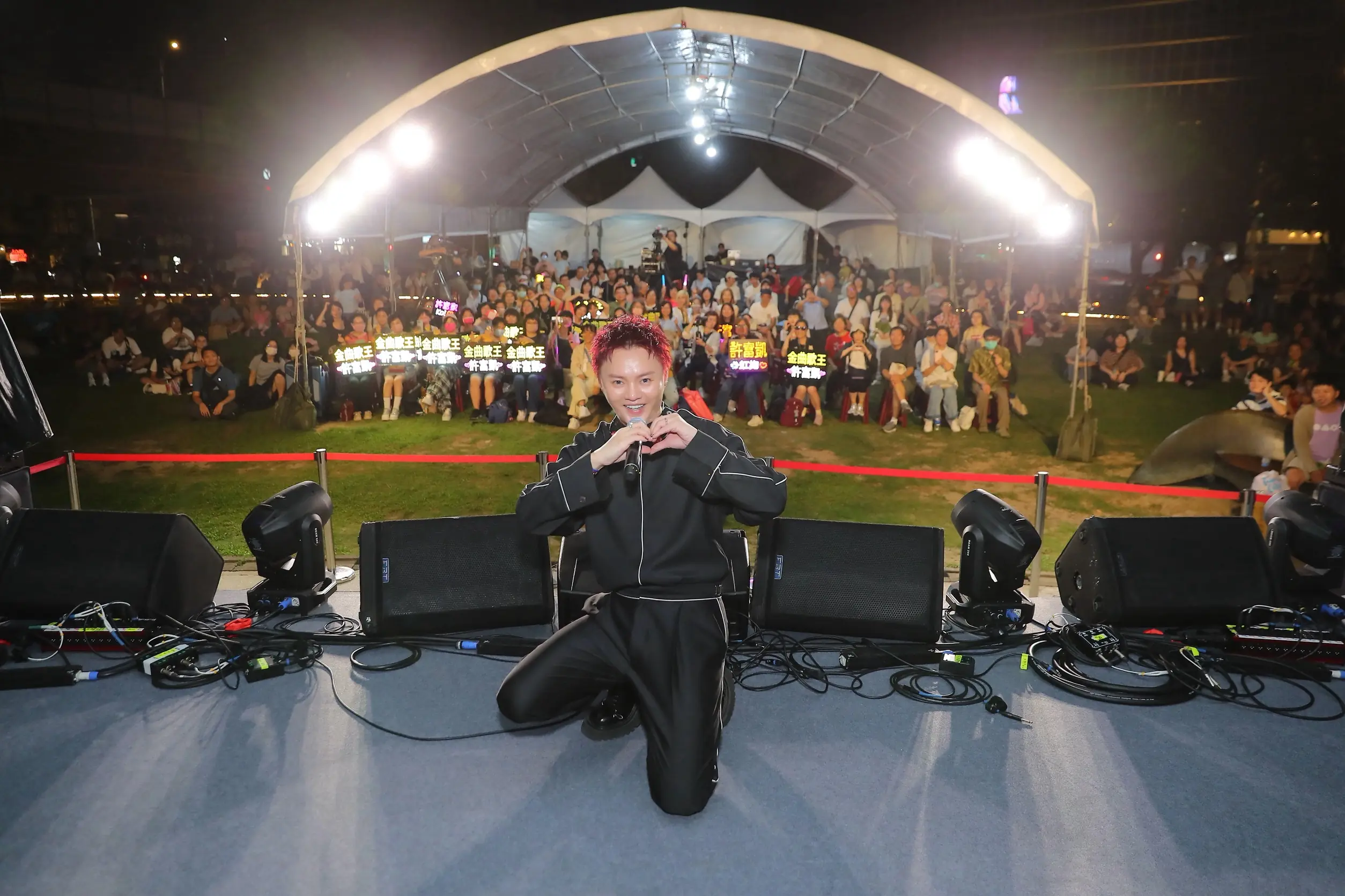 金曲台語歌王許富凱與台下歌迷大合照並鼓勵年輕人以母語創作