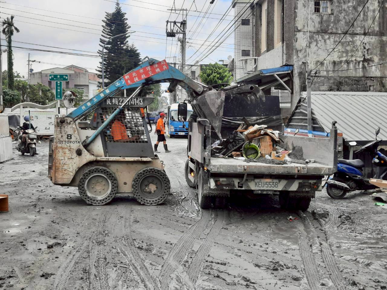新北出動20輛機具支援 協助花蓮光復地區 加速災後環境復原 7 鏟裝機清除淤泥及廢棄物