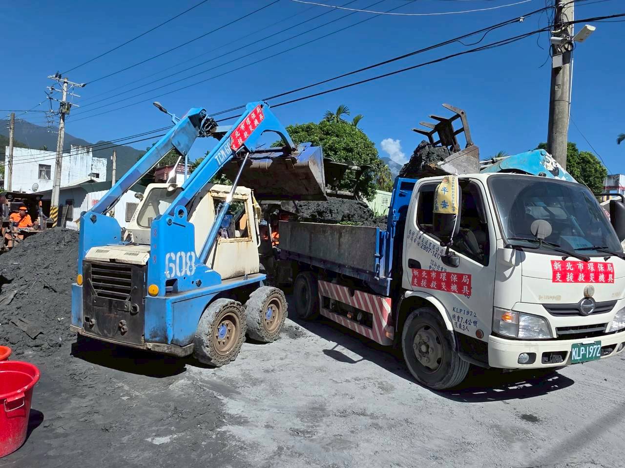 新北出動20輛機具支援 協助花蓮光復地區 加速災後環境復原 8 鏟裝機與卡車搭配清除淤泥作業