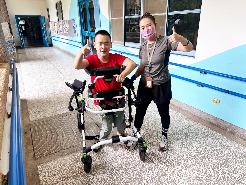 阿三左長期使用輪椅而活動受限透過復健課程提升肌力與關節靈活度在學習中享受樂趣 新竹市天主教仁愛基金會提供 Fotor