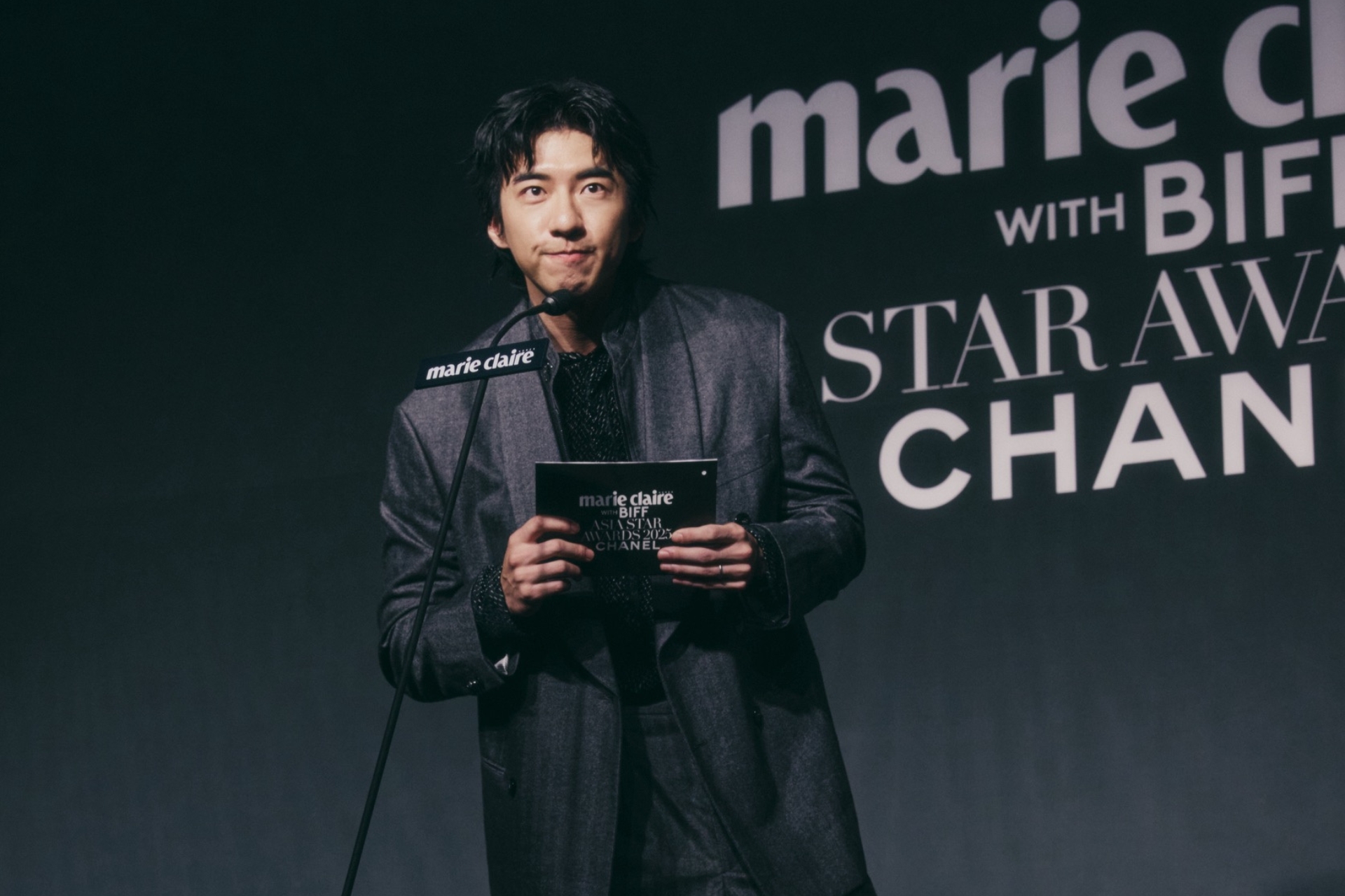 非常演員傅孟柏在美麗佳人亞洲之星大賞頒獎典禮將獎項頒發給李洙赫