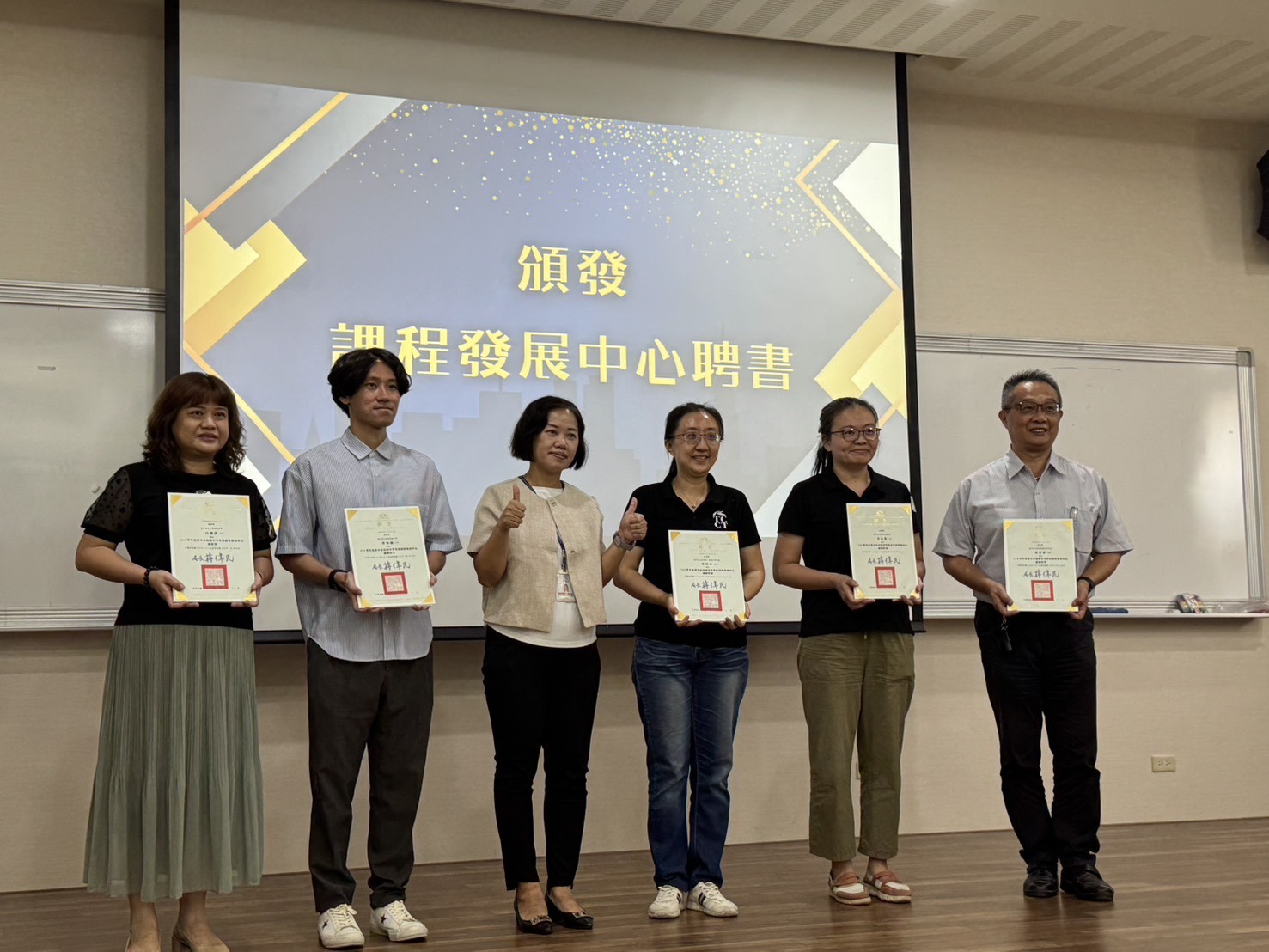 特優教案傲視全國 台中教育創新領航 7 頒發課發中心主政學校主任聘書 0 1