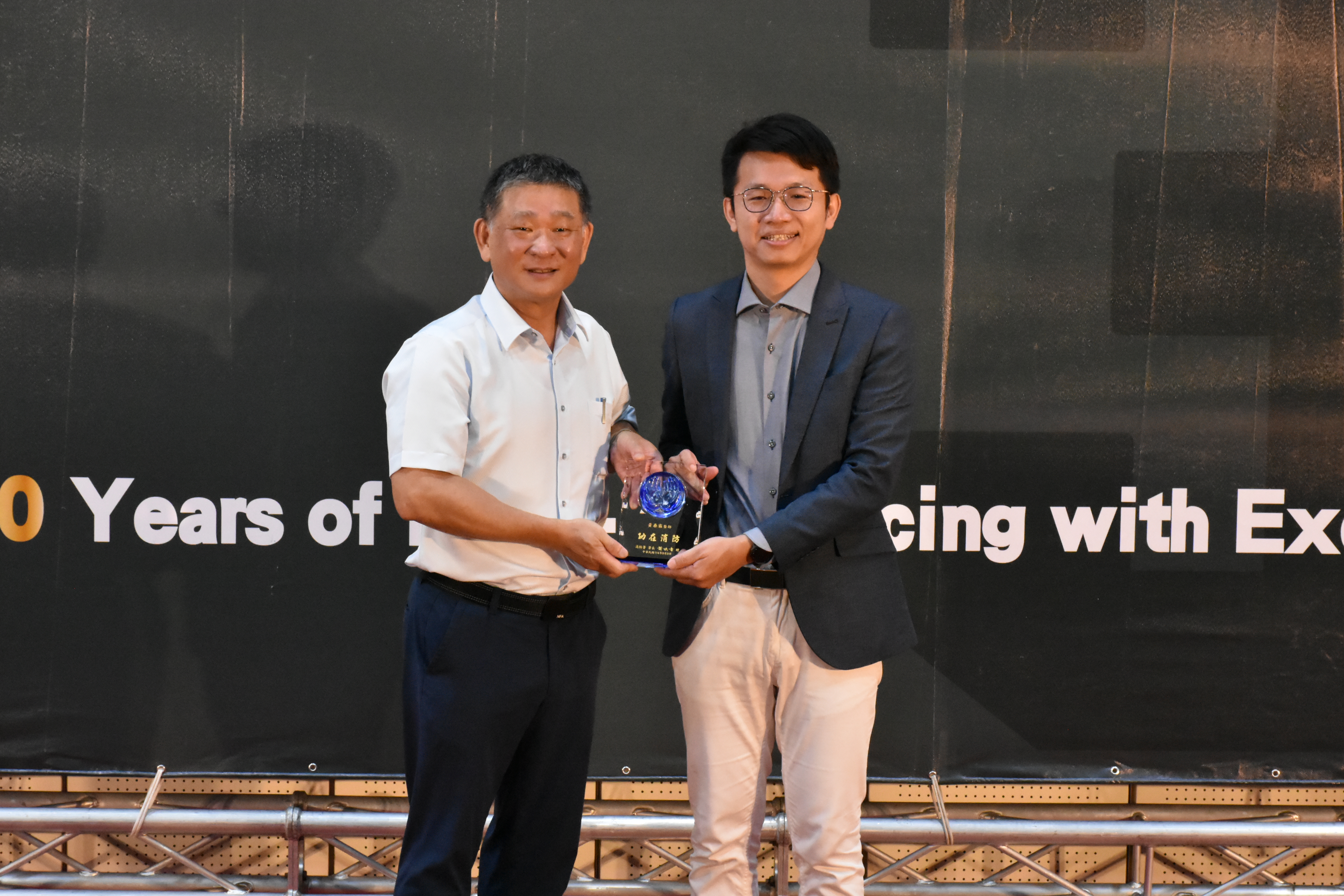 黃泰霖醫師 憑藉專業醫學知識與不遺餘力的協助 持續協助消防同仁提升專業技能 榮 0