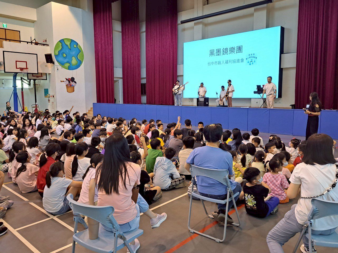 中市勞工局推廣視障樂團展演 傳遞多元就業支持 13 黑墨鏡樂團於新平國小展演推廣