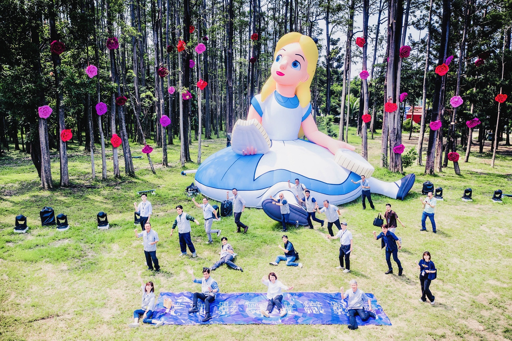 與9米愛麗絲合影變「小人」 嘉義市光織影舞10/4奇幻登場 10 0 九米高的愛麗絲造型裝置讓人彷彿親身體驗身體縮小的趣味感 2 0