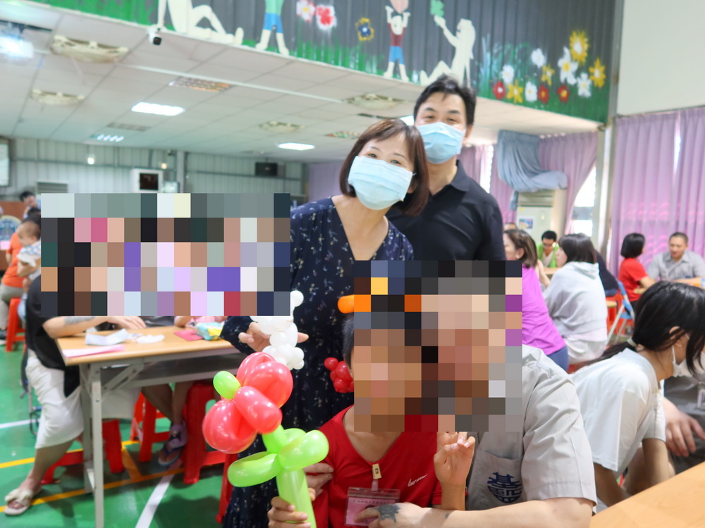 1141002 423 活動現場更生團契志工老師致贈手作氣球給收容人小孩