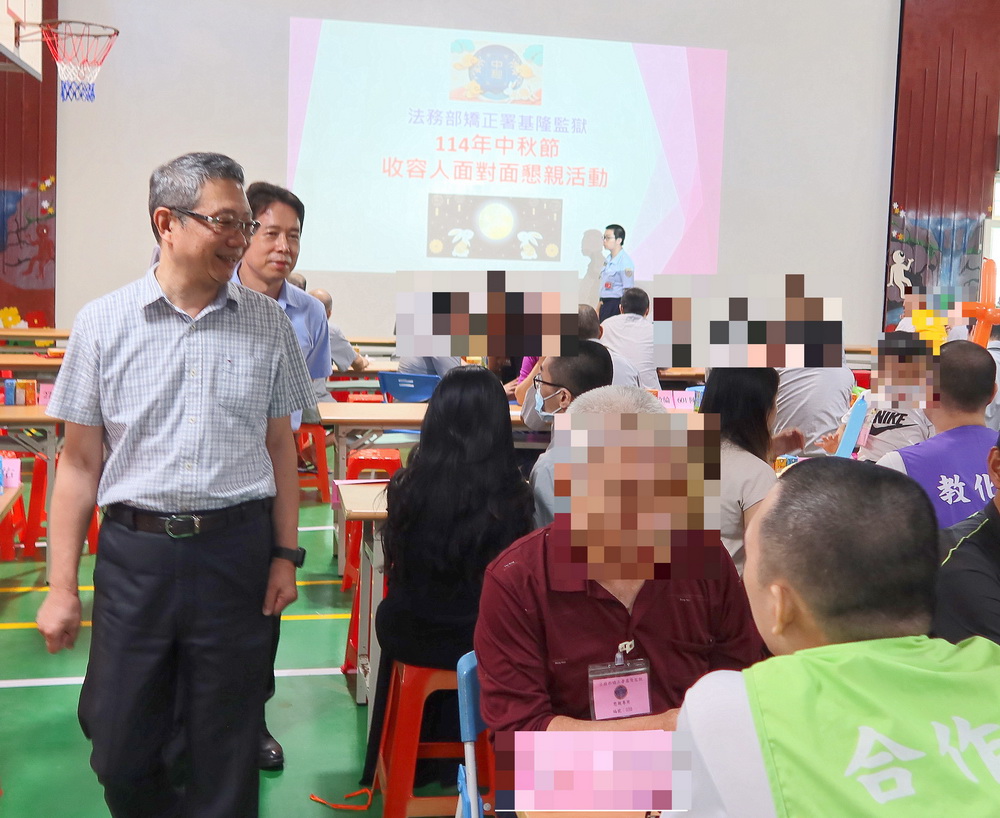 1141002 424典獄長黃正勇左1關懷收容人與親屬面對面懇親情形