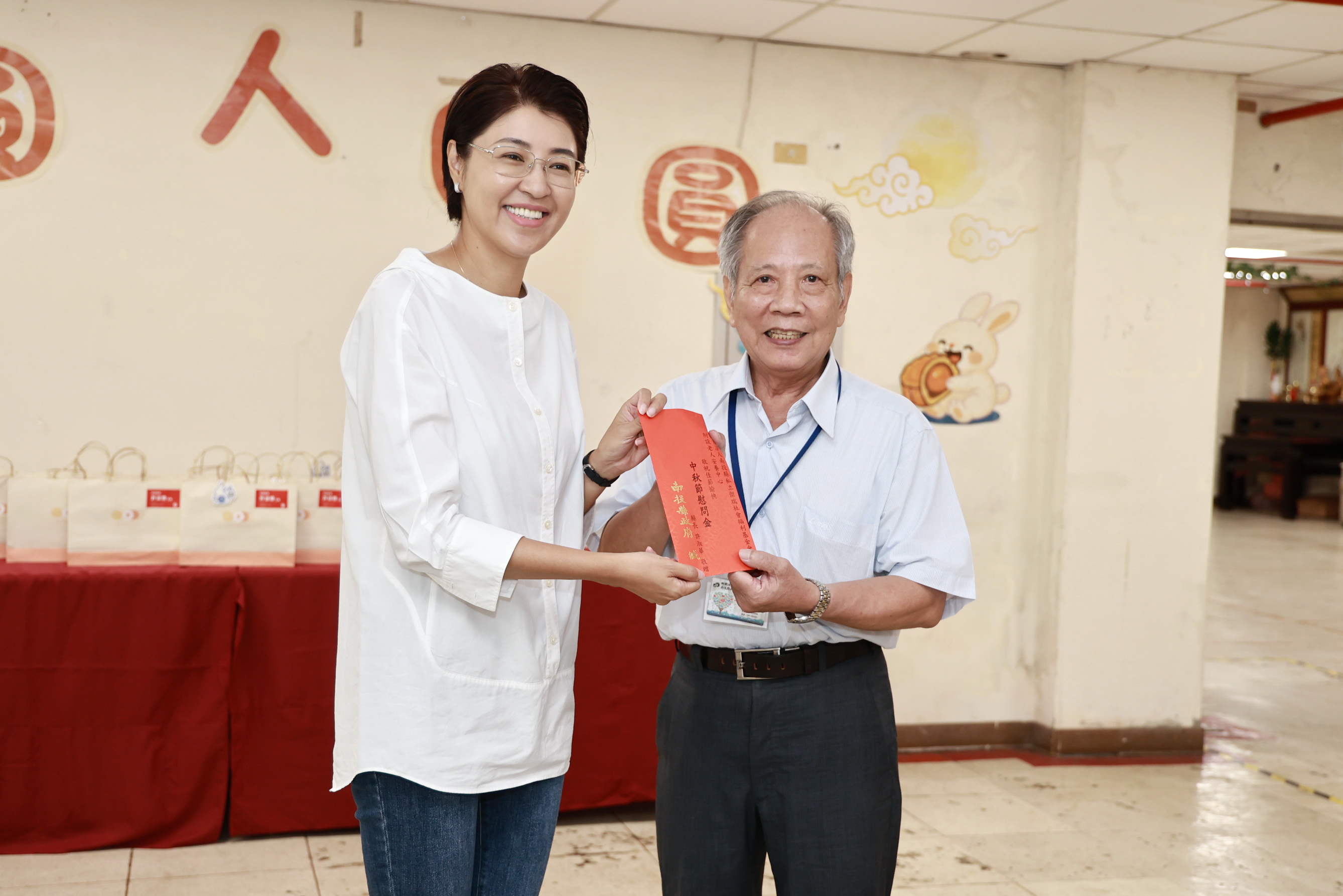 中秋佳節將至 縣府溫馨關懷送暖 4 7 253