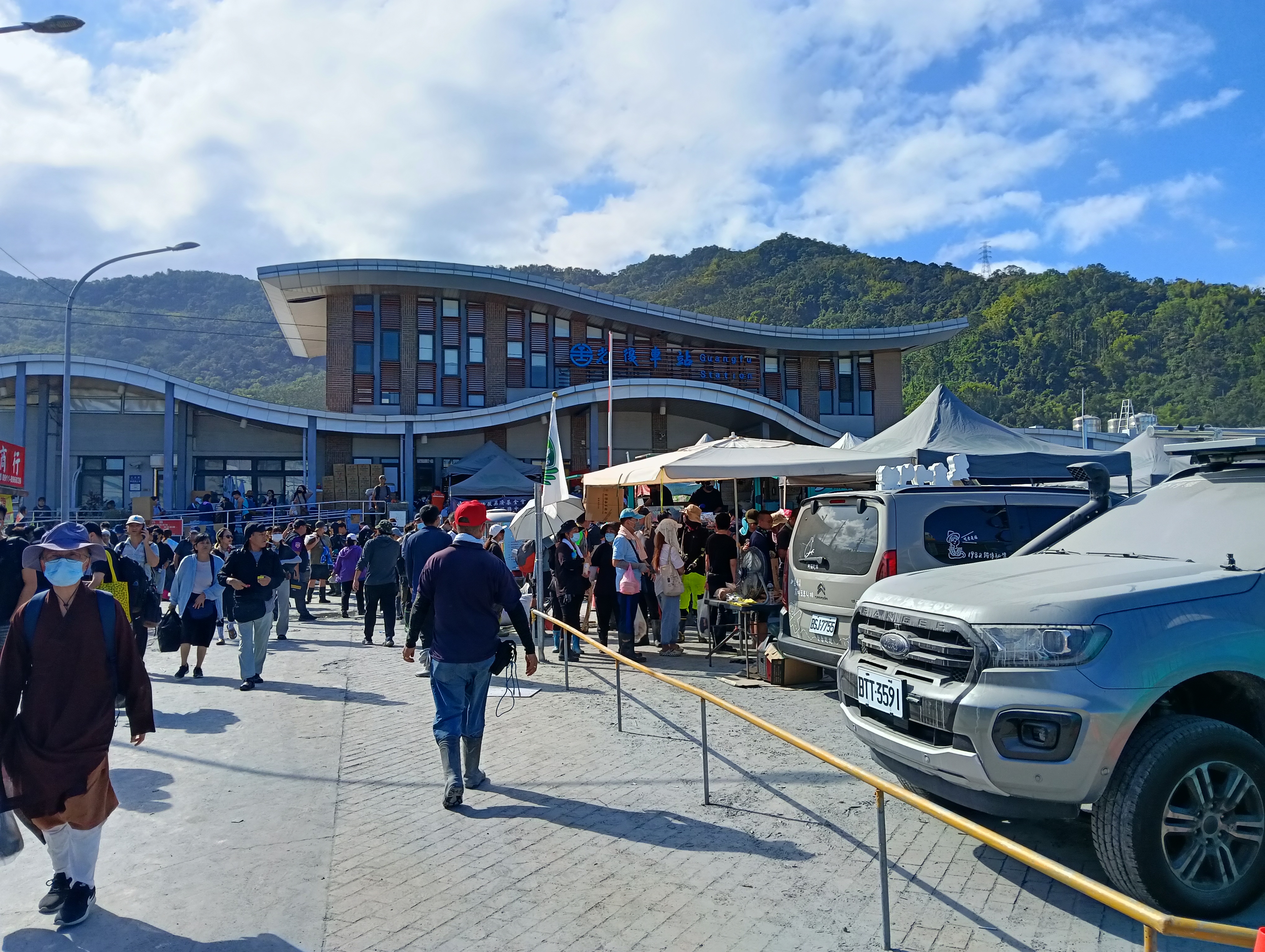 光復車站今天仍是滿滿熱心志工前來協助救災。