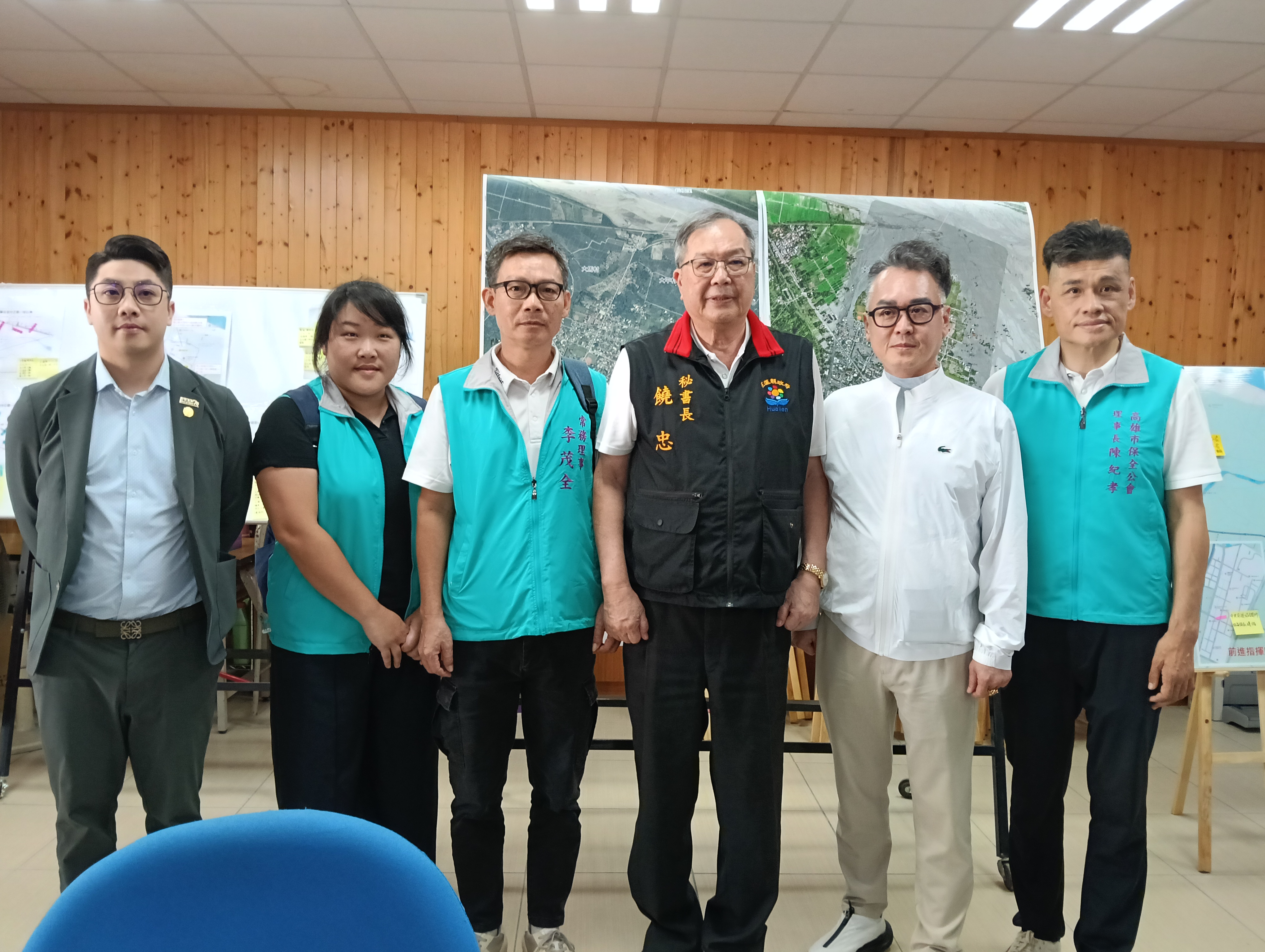 高雄市保全公會及顧問捐款後與縣府饒忠秘書長合影。