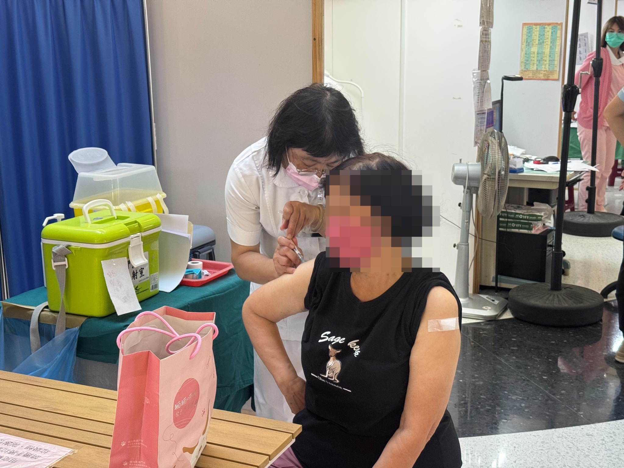新冠流感公費疫苗今起開打 民生醫院免掛號費疫苗專診服務同步啟動 4 IMG 6123