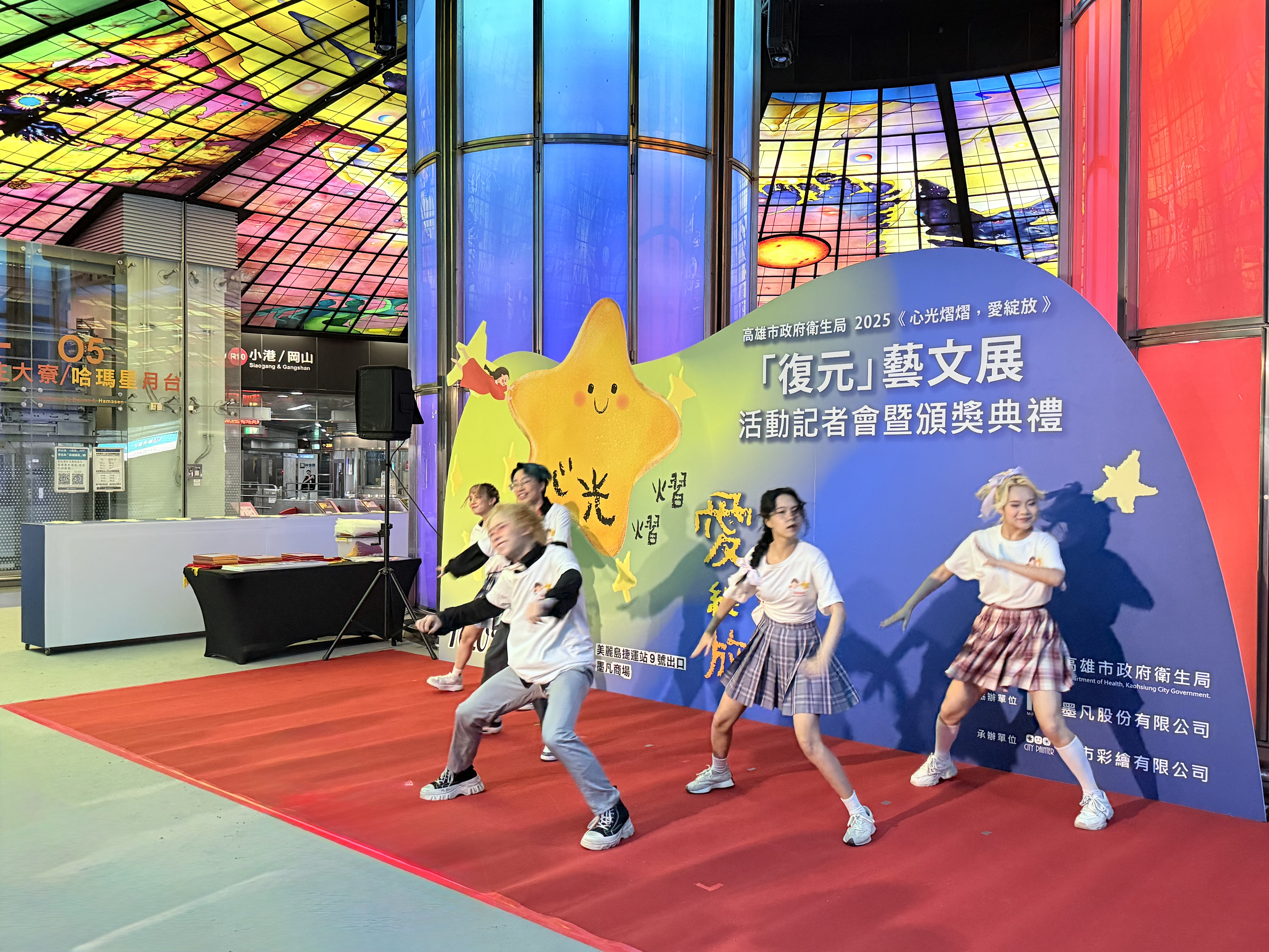 精神康復者復元旅程的藝術創作 高捷美麗島站光之穹頂今起溫暖開展 高雄市衛生局主辦 「心光熠熠,愛綻放」復元藝文展述說生命故事 5 IMG 6142