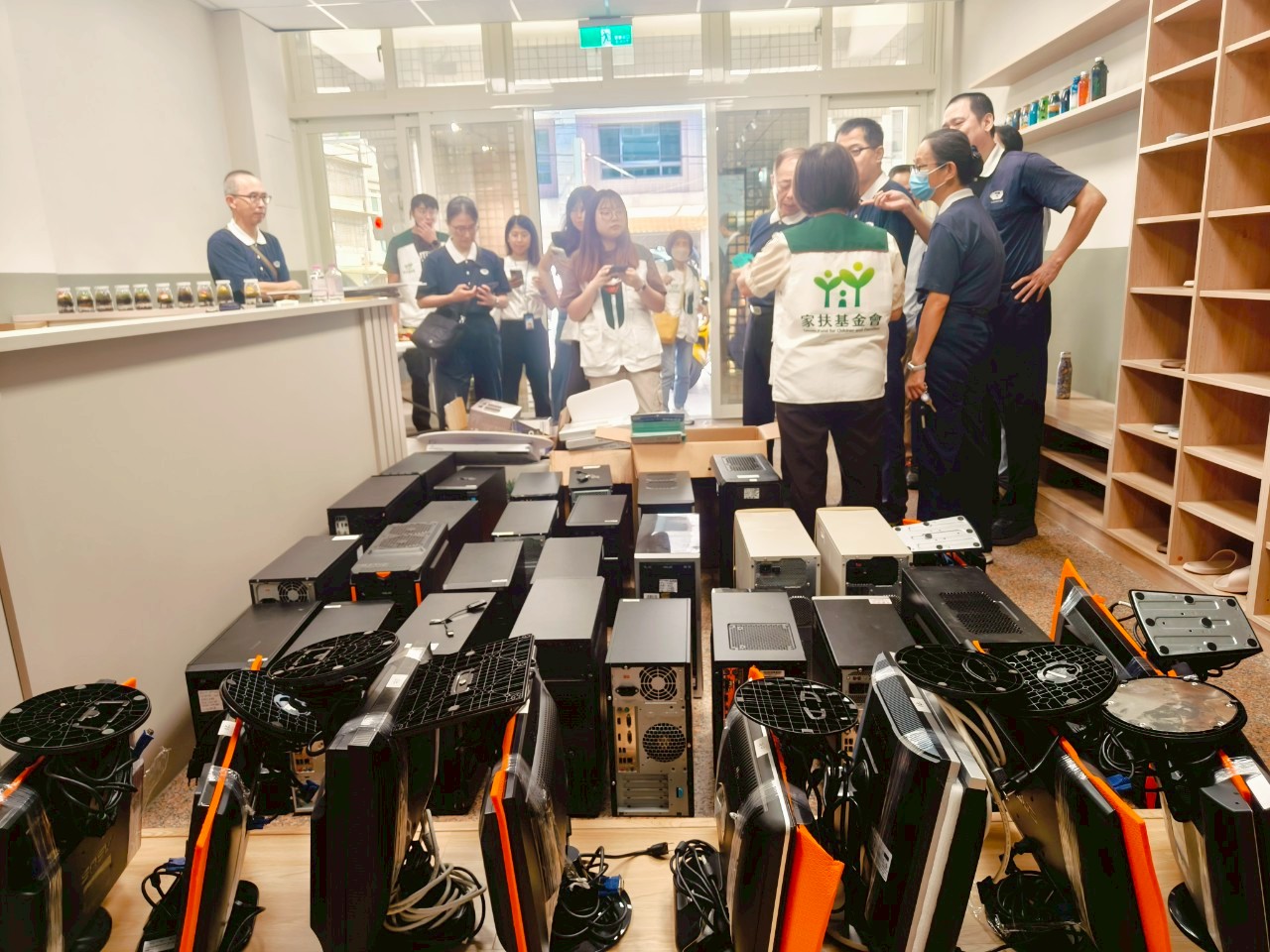 LINE_ALBUM_二手電腦捐贈_251002_11 - 報新聞 Mega News LINE ALBUM 二手電腦捐贈 251002 11