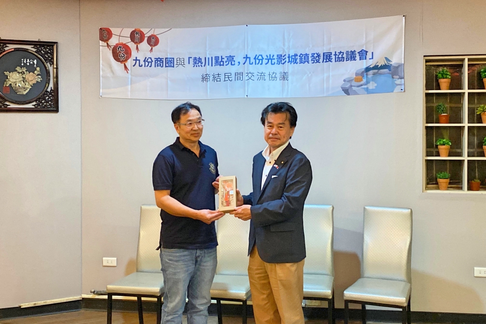 - 報新聞 Mega News 圖說三九份商圈發展協會蘇宗德理事長代表致贈九份 熱川燈籠造型棒棒糖圖 九份商圈發展協會提供 Fotor