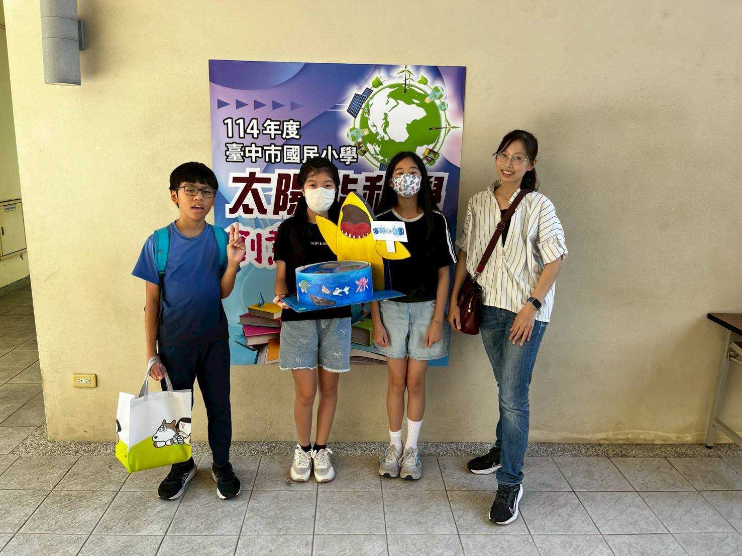 學生與作品合影 2 0