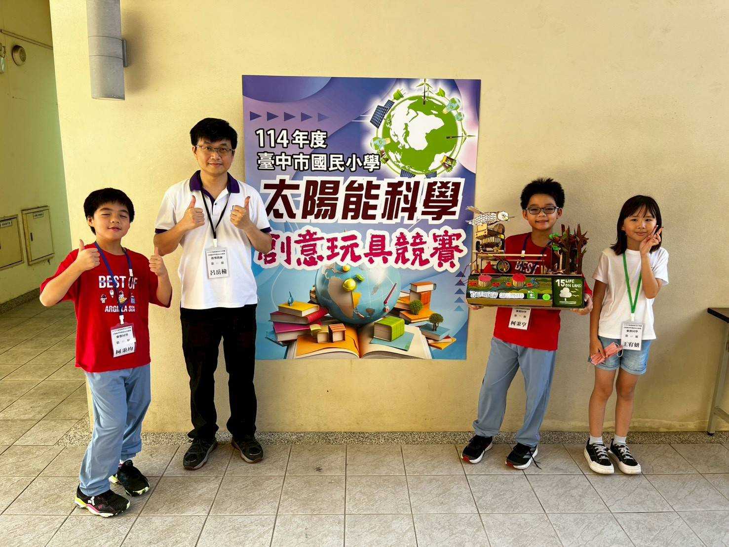 學生與作品合影 3 0