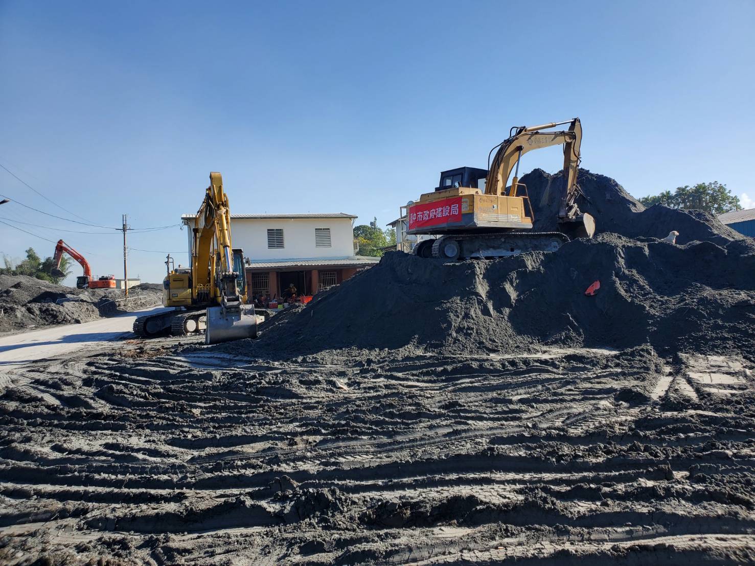 救災建設團隊共動員人力累計122人次 投入怪手 山貓 卡車及水車等各式機具近百台次 0