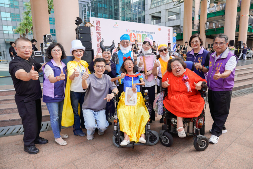 %E6%96%B0%E5%8C%97%E5%B8%82%E8%BA%AB%E5%BF%83%E9%9A%9C%E7%A4%99%E6%88%90%E6%9E%9C%E5%B1%954%E6%97%A5%E6%96%BC%E5%B8%82%E6%B0%91%E5%BB%A3%E5%A0%B4%E7%99%BB%E5%A0%B4%EF%BC%8C%E6%96%B0%E5%8C%97%E5%B8%82%E5%89%AF%E7%A7%98%E6%9B%B8%E9%95%B7%E5%BC%B5%E5%85%B6%E5%BC%B7%E7%81%B0%E8%A1%A3%E8%80%85%E5%8F%8A%E7%A4%BE%E6%9C%83%E5%B1%80%E9%95%B7%E6%9D%8E%E7%BE%8E%E7%8F%8D%E5%8F%B32%E8%88%87%E8%A1%A8%E6%BC%94%E8%80%85%E5%90%88%E5%BD%B1