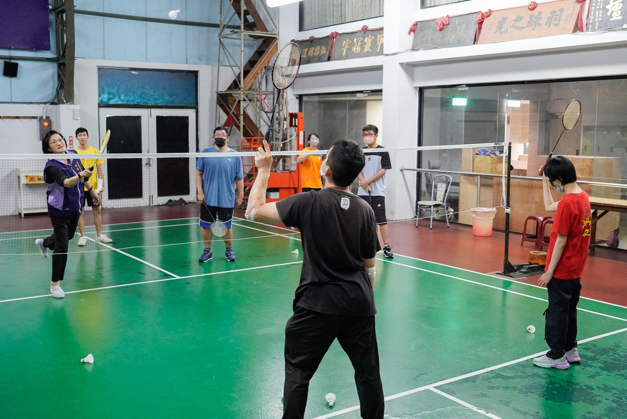 新北社會局長李美珍慰訪愛兒等7家機構 代表市長致贈秋節加菜金及蘋果 10 李美珍在慰勞中和發展中心時下場與學員一起打球鼓勵學員多運動