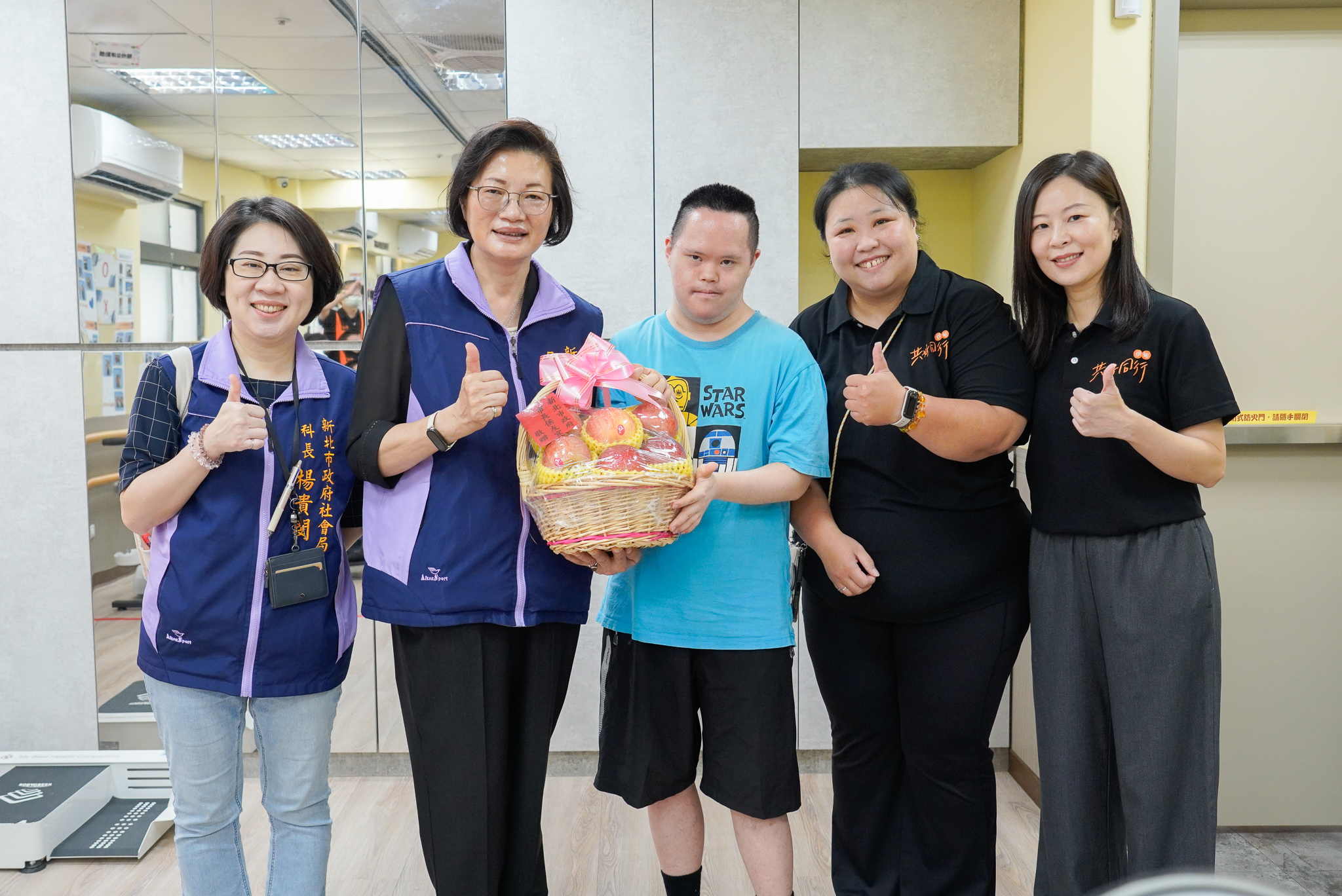 新北社會局長李美珍慰訪愛兒等7家機構 代表市長致贈秋節加菜金及蘋果 8 李美珍慰訪中正障礙者日照中心致贈秋節加菜金及蘋果右12為伊甸北區區長鄒聖盈和主任方慧玲