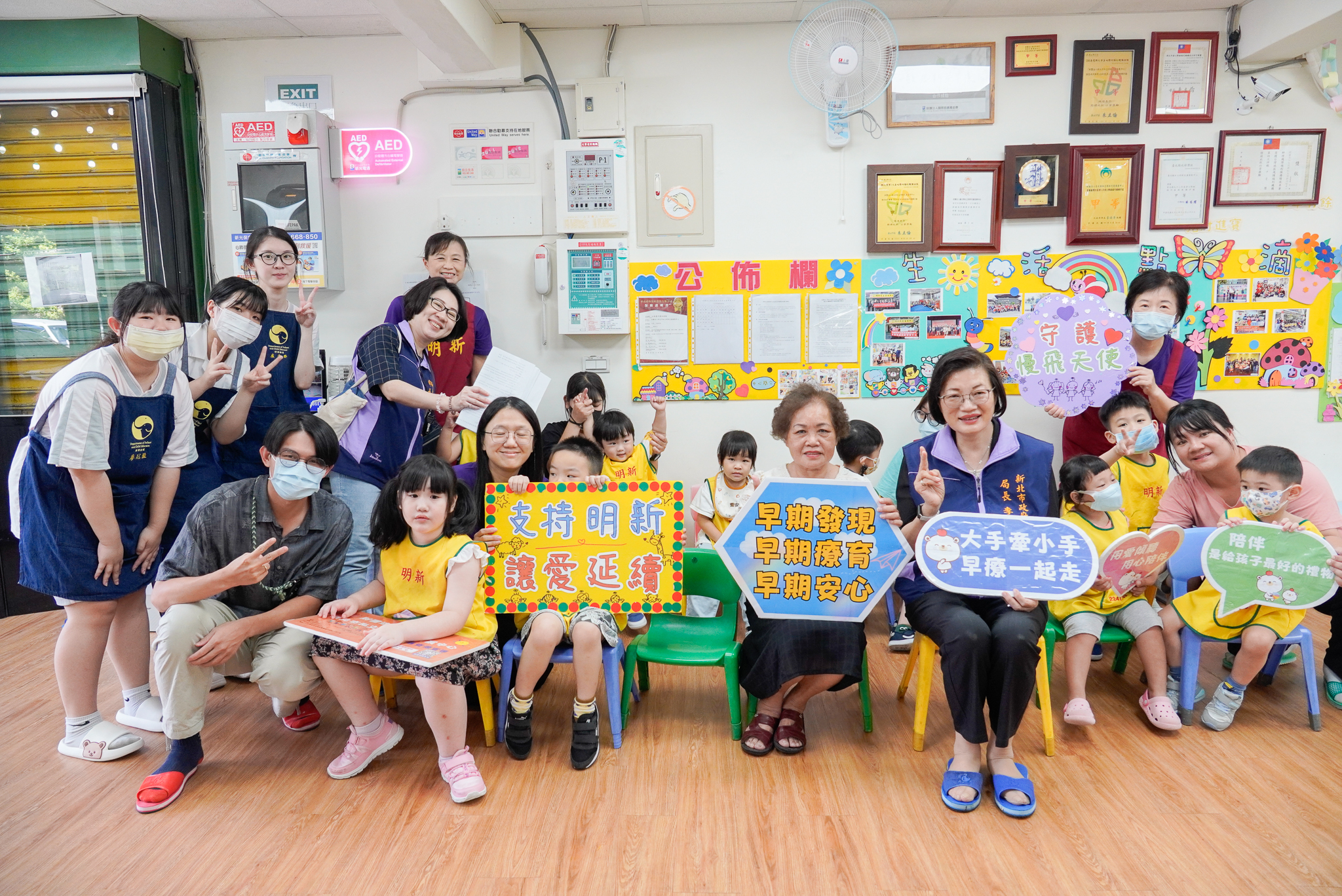 新北社會局長李美珍慰訪愛兒等7家機構 代表市長致贈秋節加菜金及蘋果 12 李美珍慰訪有40年歷史的明新兒童發展中心中心主任許麗珠前排右2強調早期發現潛能無限