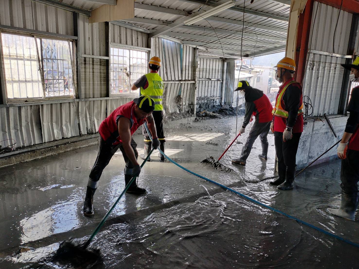 中市環保局攜手民力加派清溝車 強力水柱助花蓮居民重整家園 5 環保局支援花蓮 清理中 2