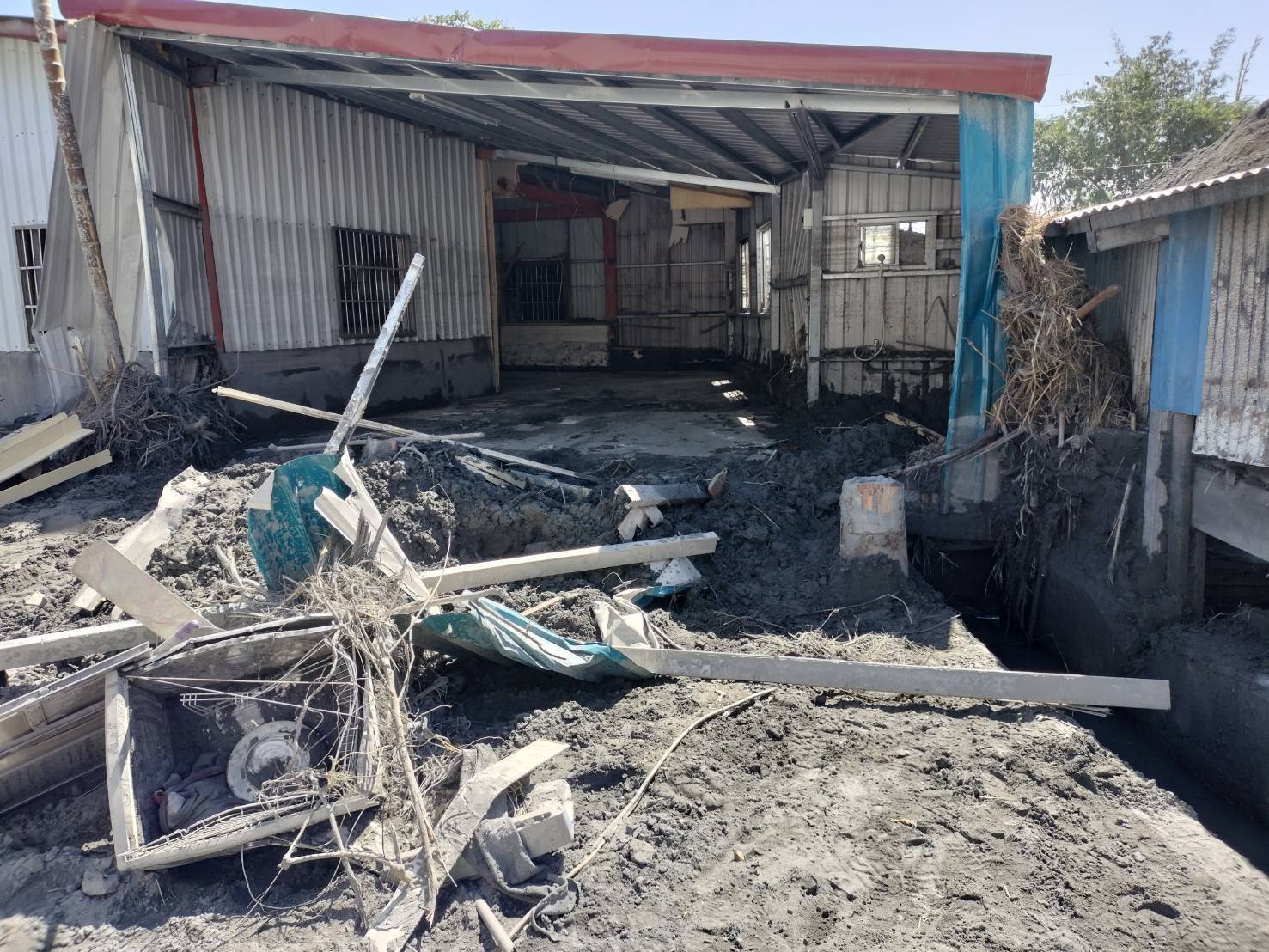 中市環保局攜手民力加派清溝車 強力水柱助花蓮居民重整家園 4 環保局支援花蓮 清理前 2