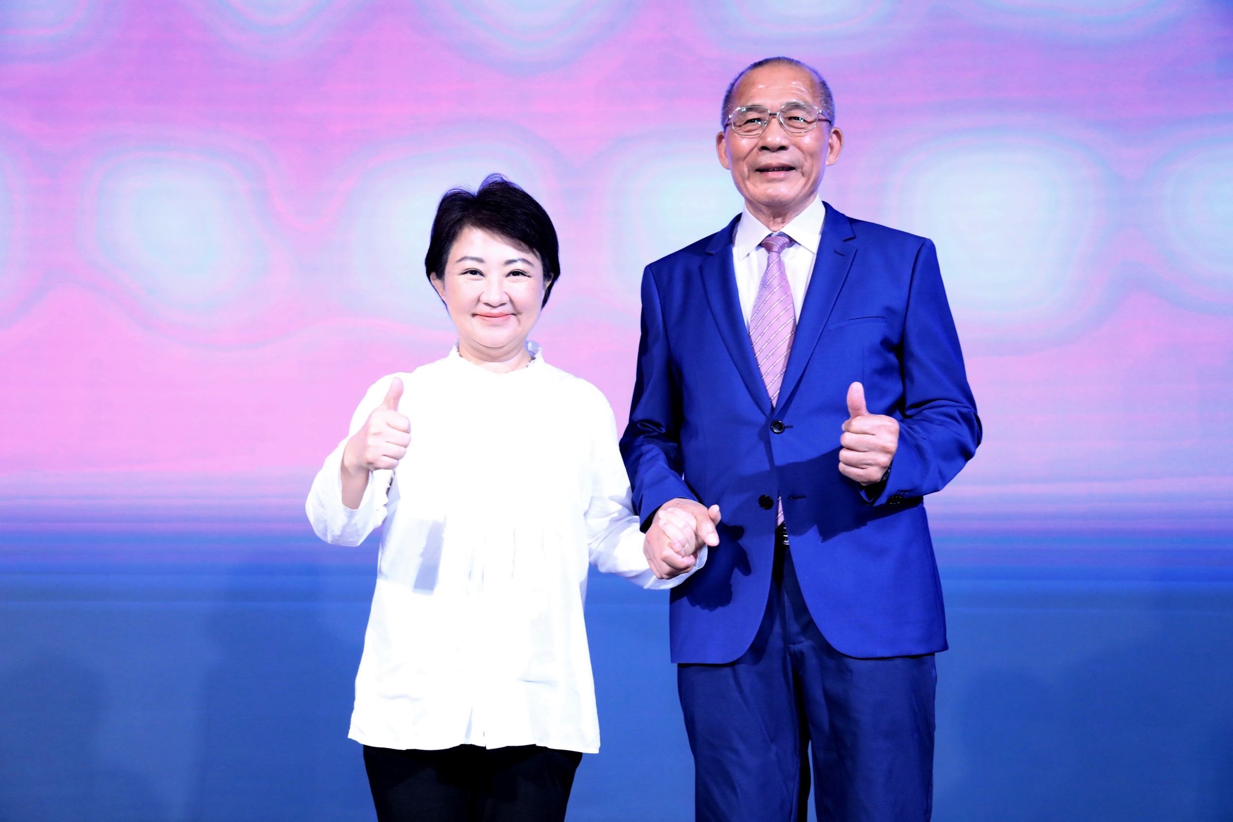 盧市長與台中市生命線協會理事長林寶彰合影