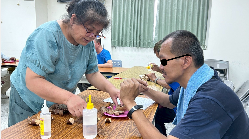 社工帶領手作活動提升專注力 0
