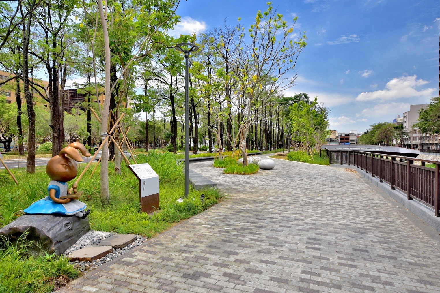 中秋連假遊台中 綠川興大段邀您共賞月兔、漫步森林水岸 4 綠川愛麗絲兔裝置藝術