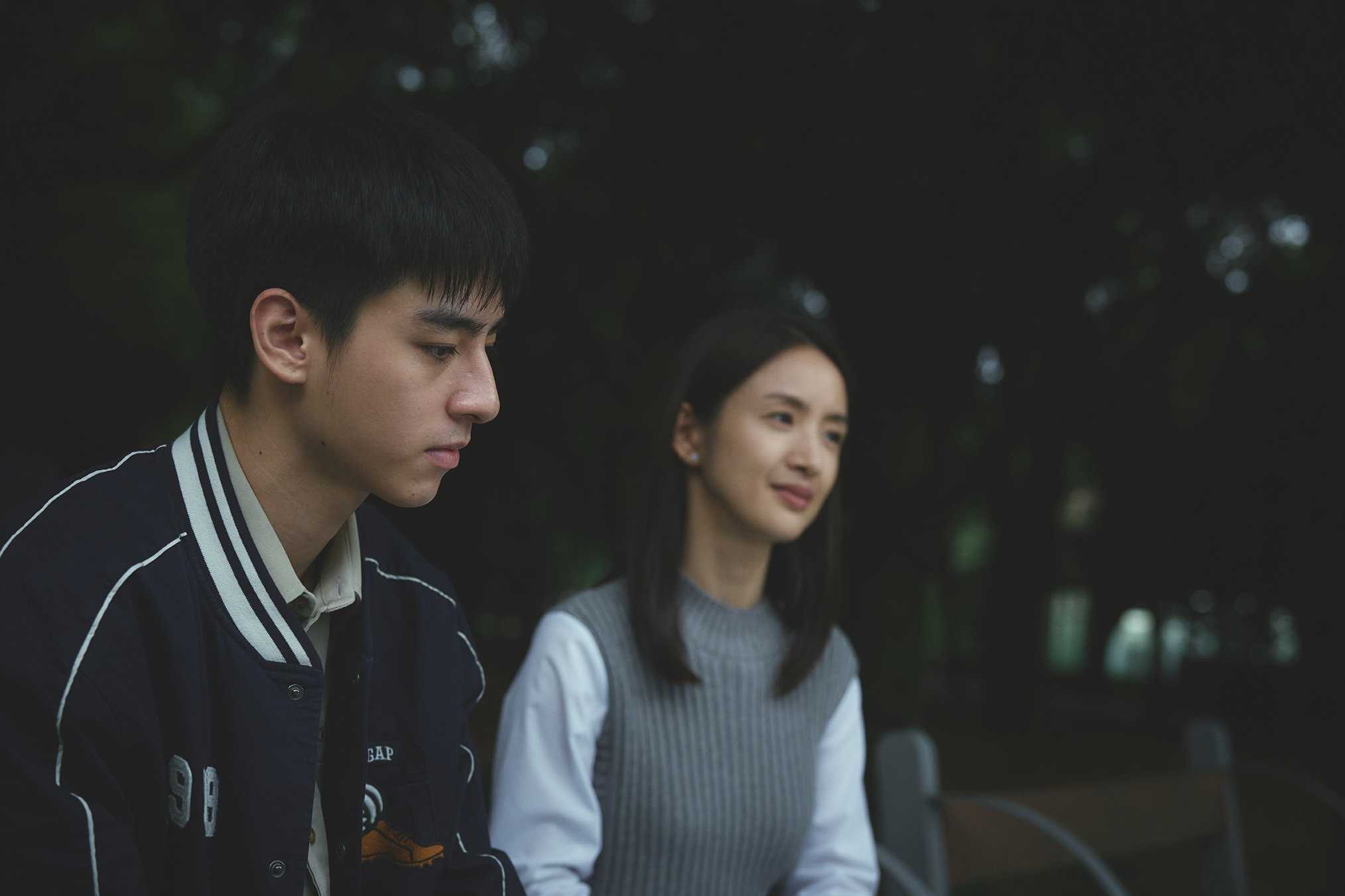 電影 失明 劇中飾演林依晨 右 兒子的演員劉敬 左 入圍第62屆金馬獎最佳新演員 周子娛樂提供 jpg 的副本