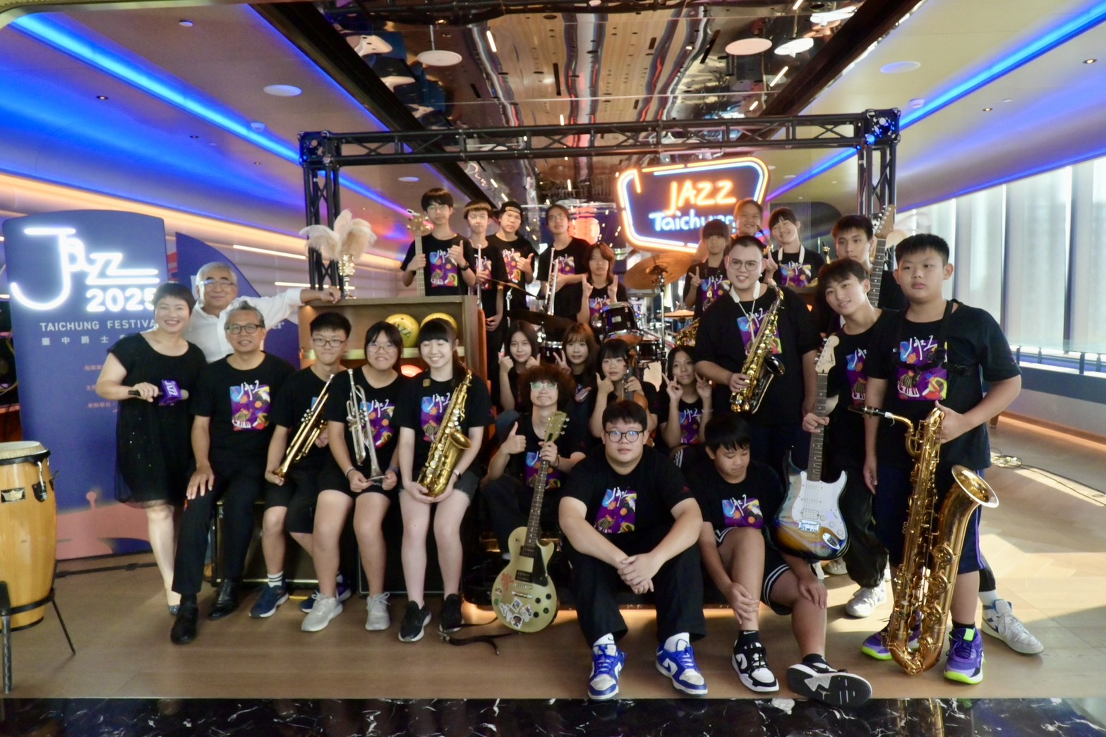 青少年爵士樂團合影留念 0