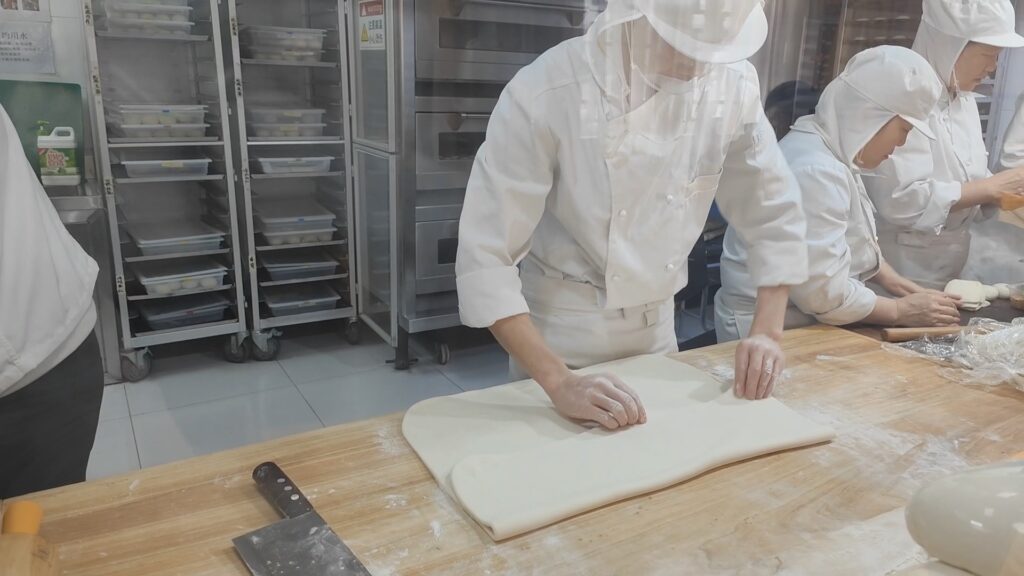明廚可視 師傅製作起酥的過程(照片:YT「品味之境」)